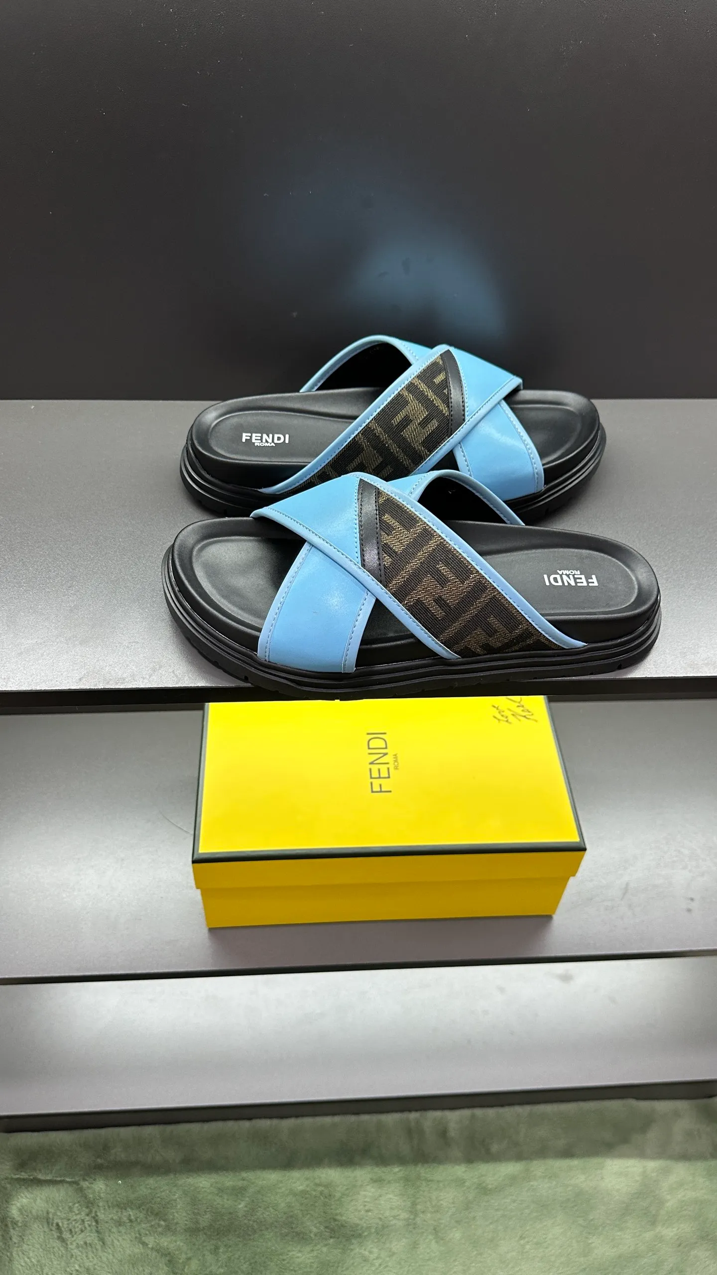 P300 [Fendi Slippers] High-end men's shoes brand, official website 1:1 latest masterpiece: original mold customization, fabrics made of imported original materials, upgraded outsole, lighter and non-slip. The market's top quality, simple yet tasteful, a must-have for fashionistas, fashionable at your feet, full of confidence, the same style at the counter 👍The season of summer slippers is here. Code: 38-45, 46 order